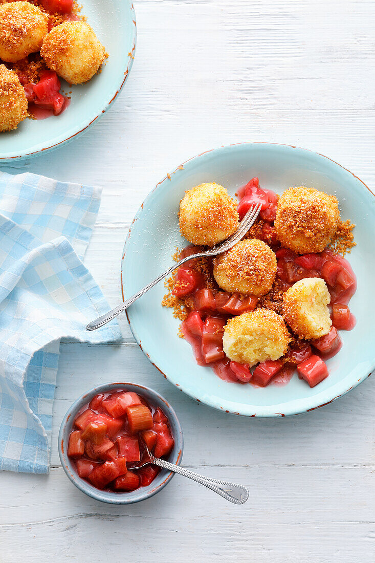 Bayerische Topfenknödel mit Kompott und Semmelbröseln