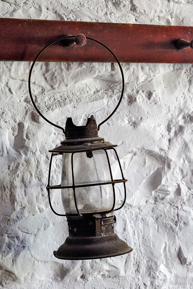 Garderobenleiste mit antiker Laterne an weißer Wand, Shaker Village of Pleasant Hill, Harrodsburg, Kentucky