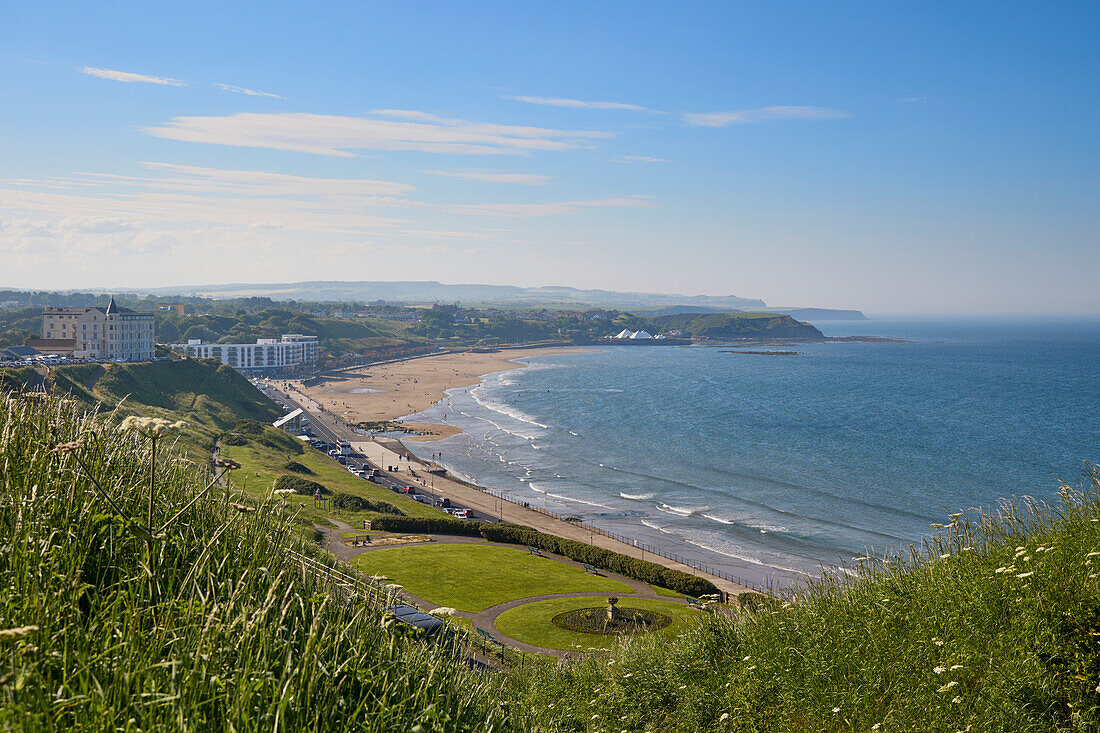 Blick auf North Bay, Scarborough, Yorkshire, England, Vereinigtes Königreich, Europa