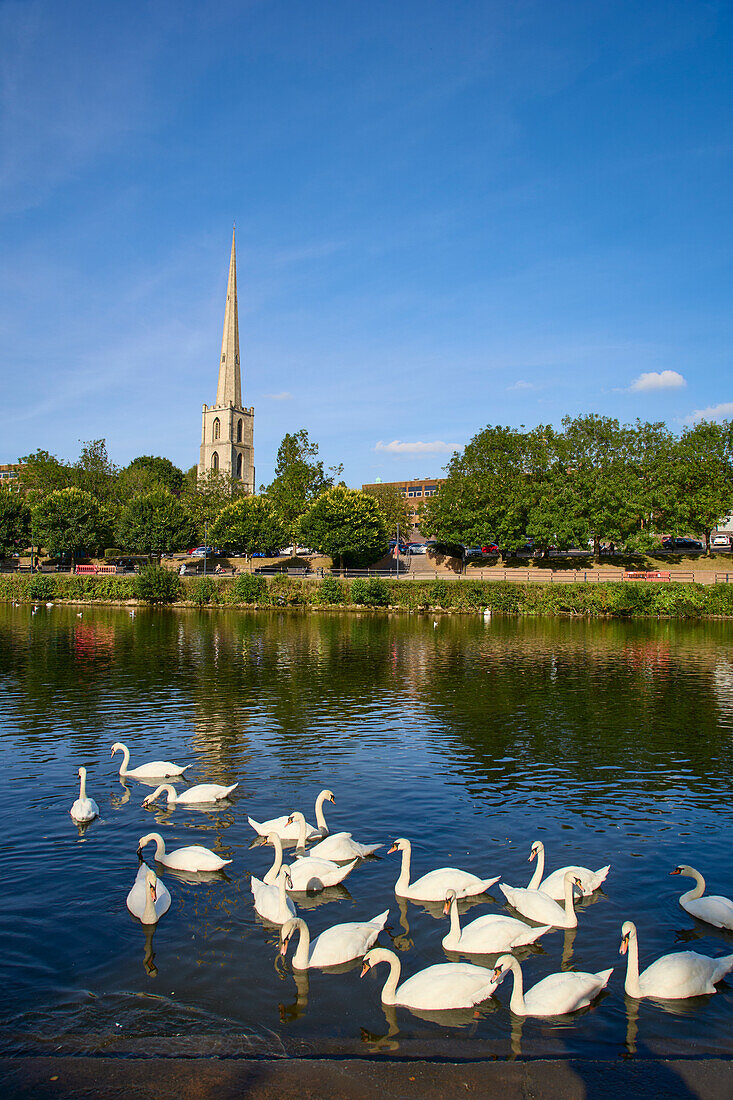 Blick auf den Fluss Severn und die St. Andrews Church, Worcester, Worcestershire, England, Vereinigtes Königreich, Europa