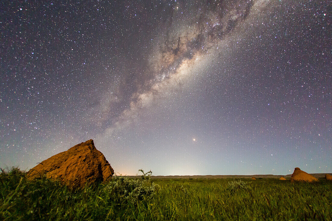 Die Milchstraße über den Termitenhügeln im Cape Range National Park, Exmouth, Westaustralien, Australien, Pazifik