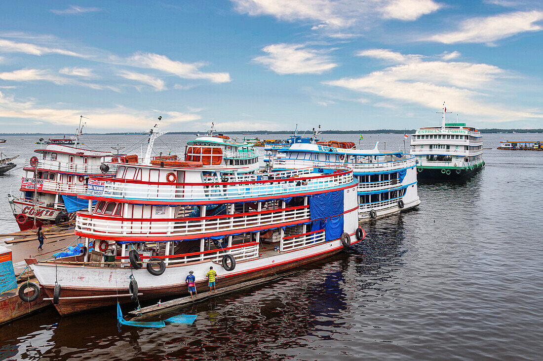 Amazonas-Flusskreuzfahrtschiffe, Manaus, Bundesstaat Amazonas, Brasilien, Südamerika