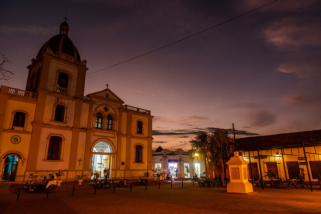 Nachtaufnahme des historischen Zentrums von Mompox, UNESCO-Welterbe, Kolumbien, Südamerika