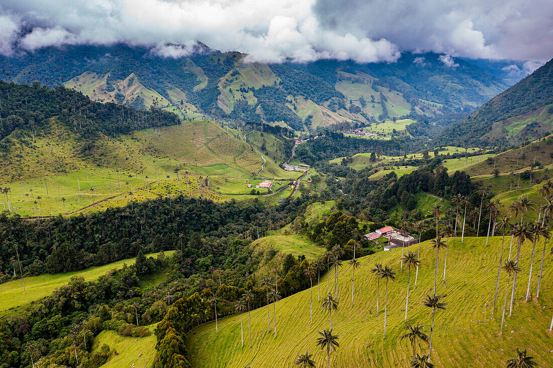 Luftaufnahme des Cocora-Tals, UNESCO-Welterbe, Kaffee-Kulturlandschaft, Salento, Kolumbien, Südamerika