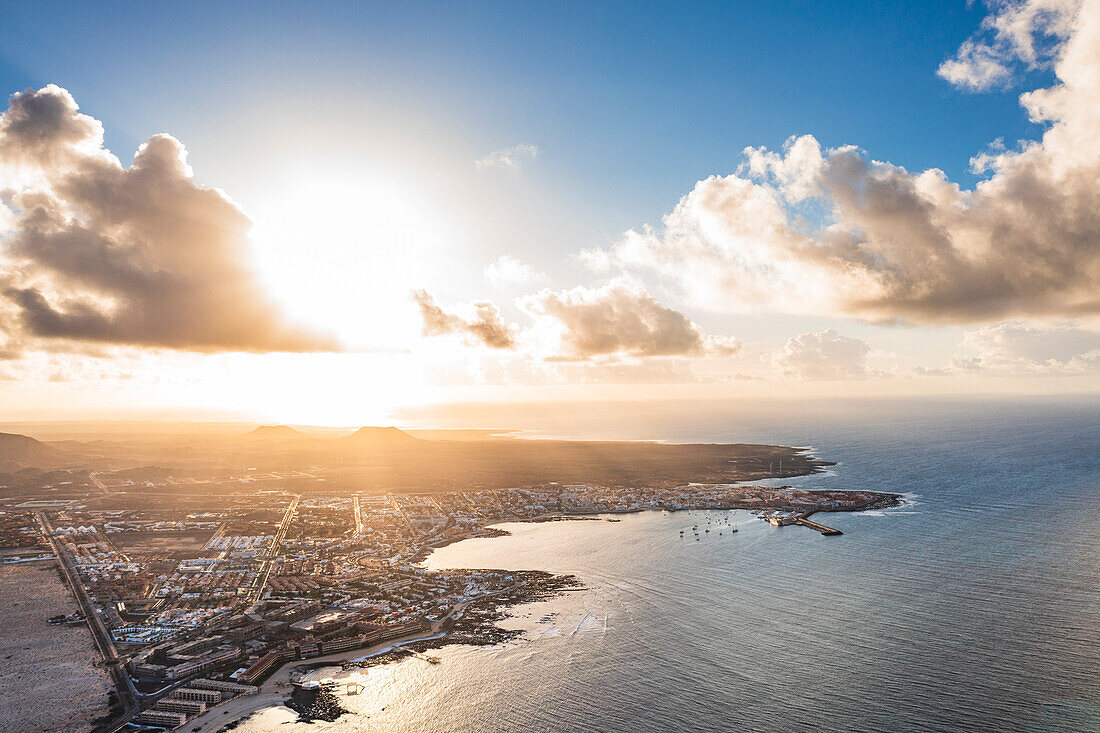 Luftaufnahme von Corralejo bei Sonnenuntergang, Fuerteventura, Kanarische Inseln, Spanien, Atlantik, Europa