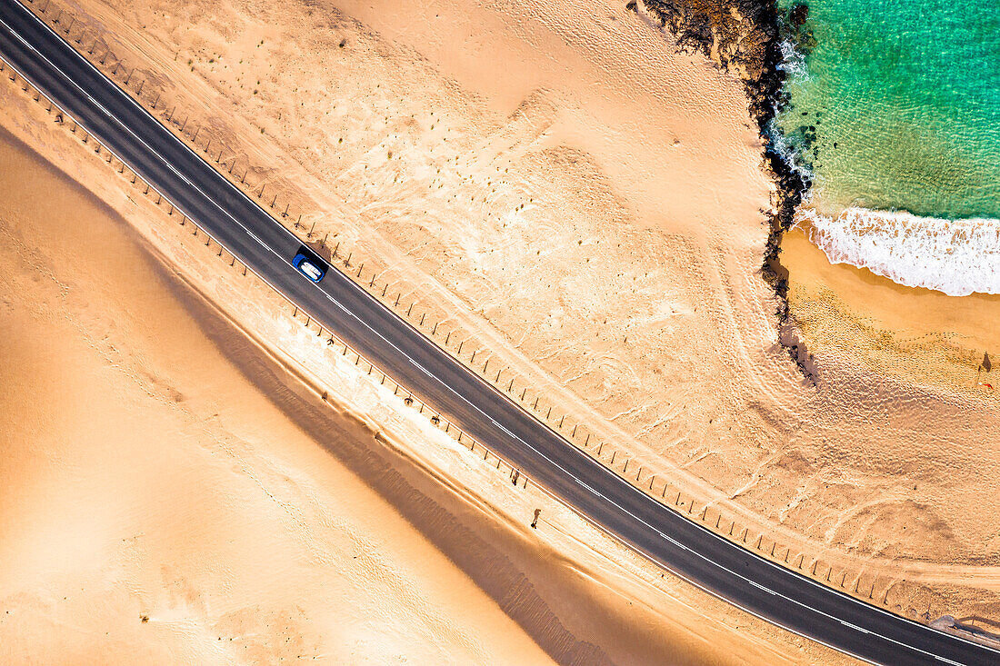 Auto auf der Straße zwischen Sanddünen und Meer, Luftaufnahme, Corralejo Natural Park, Fuerteventura, Kanarische Inseln, Spanien, Atlantik, Europa