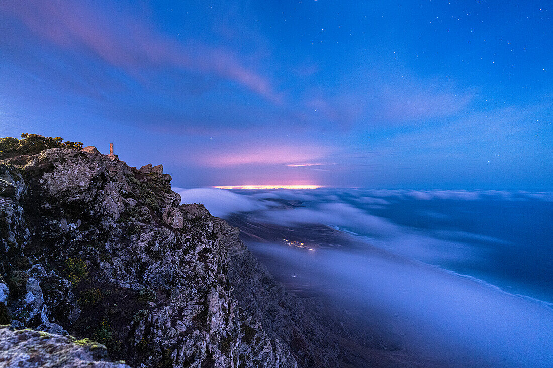 Sternenhimmel über dem majestätischen Pico de la Zarza Berggipfel, bedeckt von Nachtnebel, Fuerteventura, Jandia, Kanarische Inseln, Spanien, Atlantik, Europa