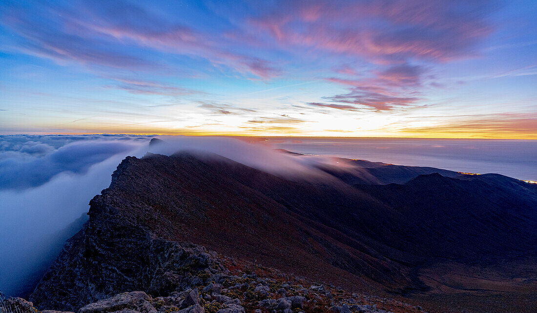Dramatischer Himmel in der Morgendämmerung über dem Gipfel des Pico de la Zarza im Nebel, Halbinsel Jandia, Fuerteventura, Kanarische Inseln, Spanien, Atlantik, Europa