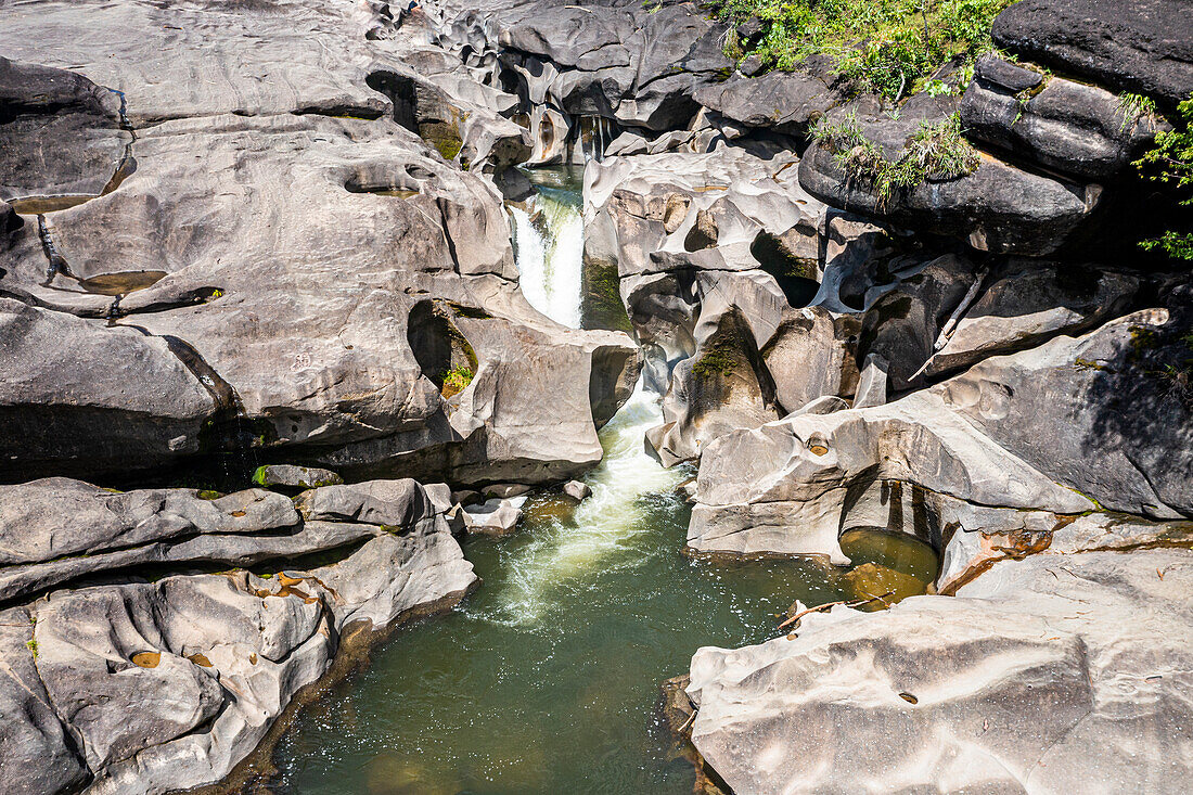 Steinaufschlüsse, die Felsformationen bilden, Vale da Lua, Nationalpark Chapada dos Veadeiros, UNESCO-Welterbe, Goias, Brasilien, Südamerika