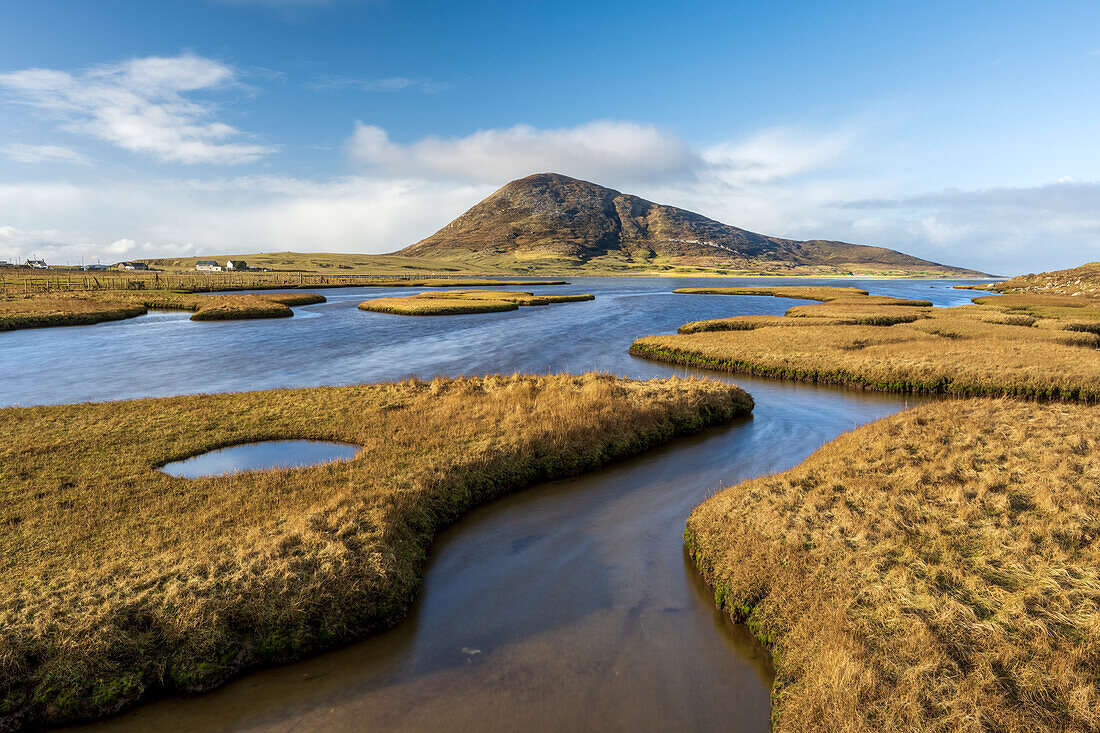 Northton Saltings im Hintergrund von Ceapabhal, nahe Scarista, Isle of Harris, Äußere Hebriden, Schottland, Vereinigtes Königreich, Europa