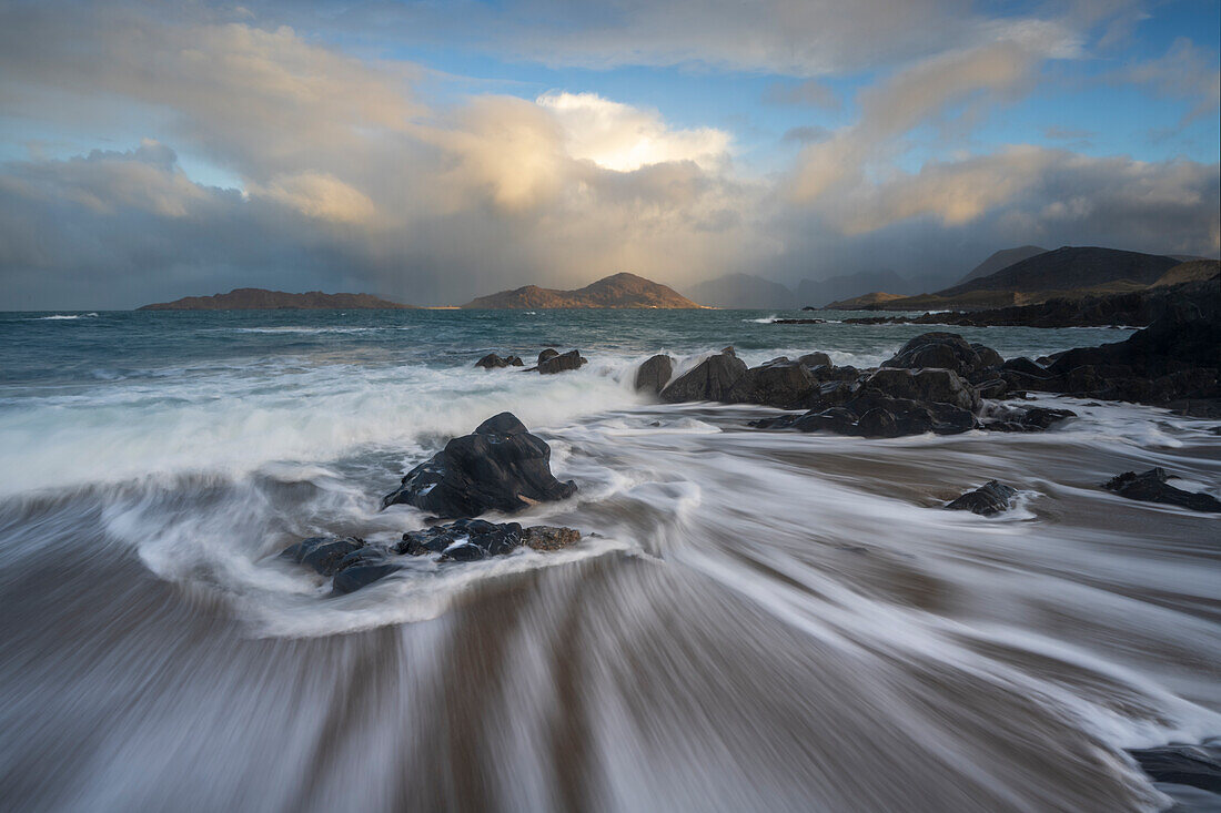 Rollende Wellen mit langer Belichtung bei Traigh Bheag, Isle of Harris, Äußere Hebriden, Schottland, Vereinigtes Königreich, Europa