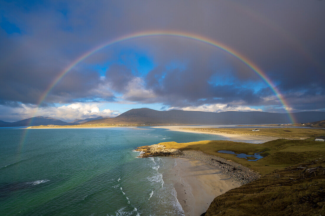 Regenbogen über dem Strand von Seilebost, Isle of Lewis und Harris, Äußere Hebriden, Schottland, Vereinigtes Königreich, Europa