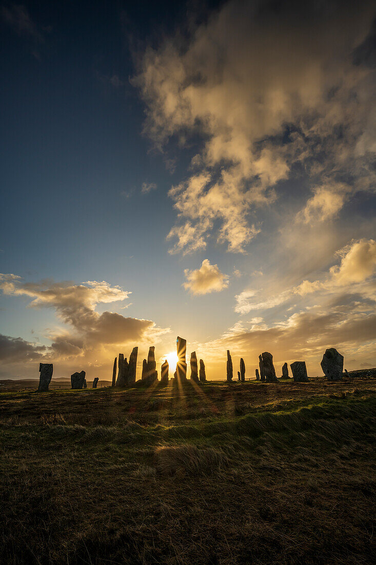 Sonnenaufgang bei Callanish Standing Stones, Callanish, Isle of Lewis, Äußere Hebriden, Schottland, Vereinigtes Königreich, Europa