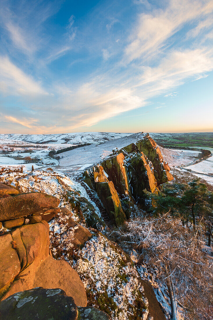 Schneebedeckte Landschaft bei Hen Cloud, The Roaches, Peak District, Staffordshire, England, Vereinigtes Königreich, Europa