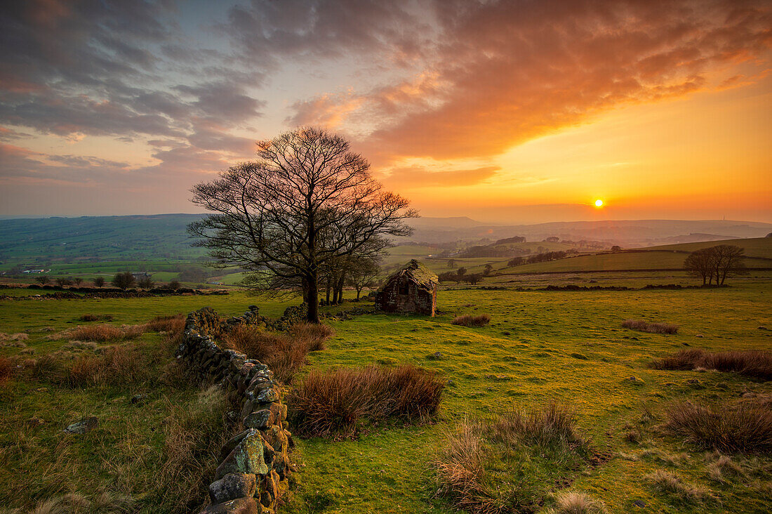 Sunset with derelict barn at Roach End, The Roaches, Peak District, Staffordshire, England, United Kingdom, Europe