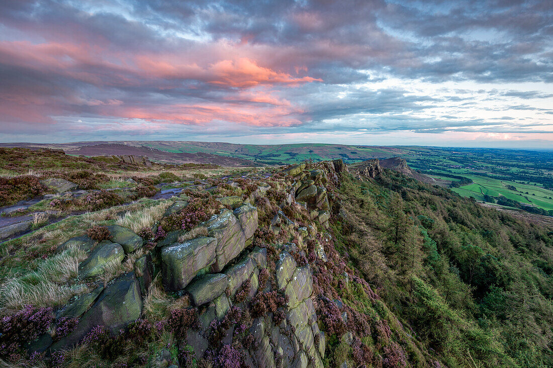 Abendlicher Blick auf Hen Cloud bei The Roaches, Peak District, Staffordshire, England, Vereinigtes Königreich, Europa