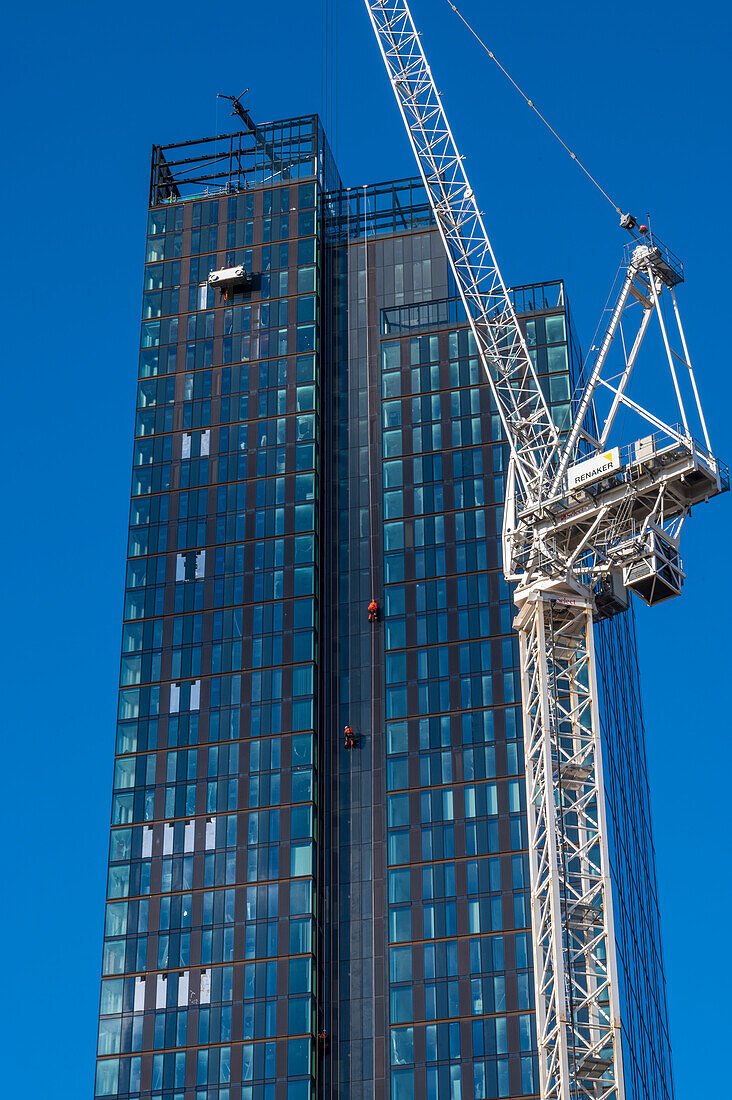 Kräne und Arbeiter auf einer Wohnungsbaustelle, Manchester, England, Vereinigtes Königreich, Europa