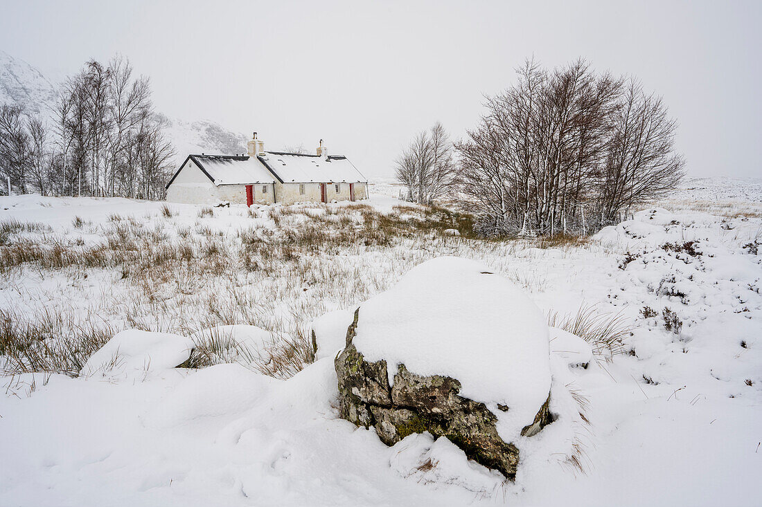Black Rock Cottages im Schnee, Rannoch Moor, Glencoe, Highland Region, Schottland, Vereinigtes Königreich, Europa
