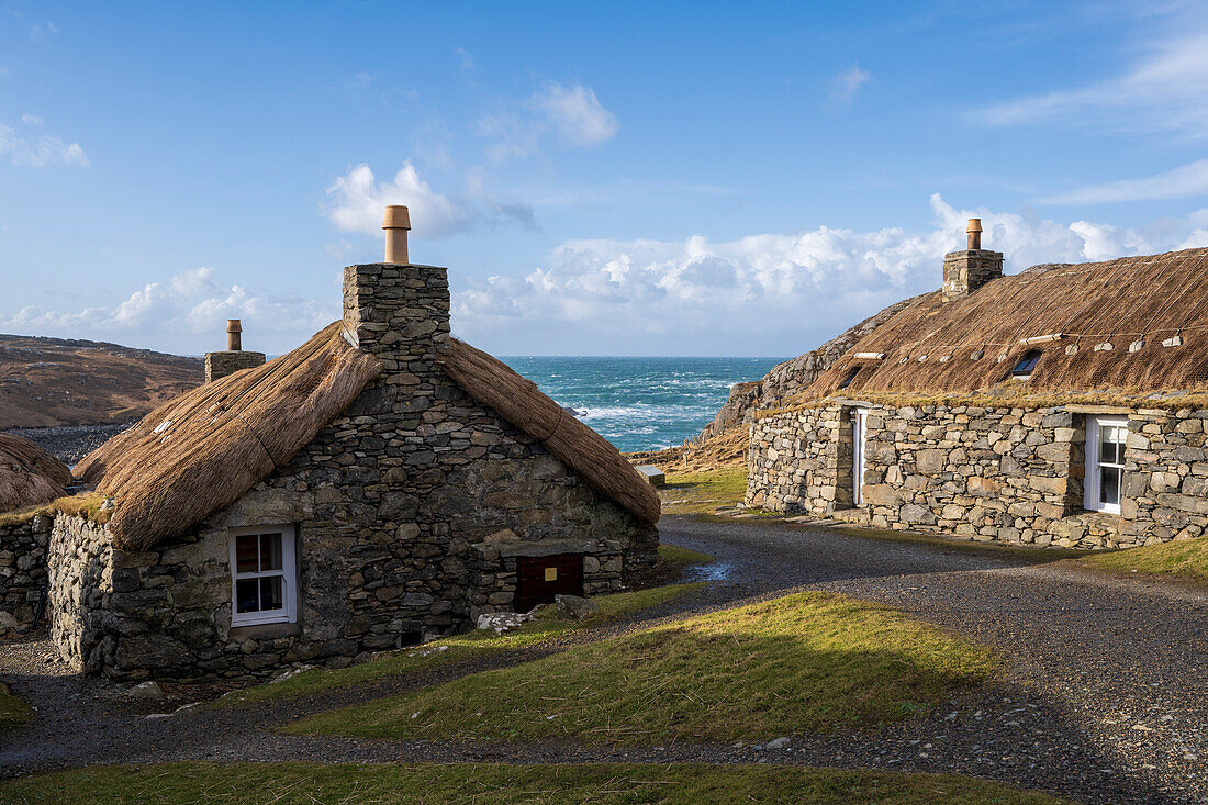 Blackhouse Village, mit Blick auf die Küste auf Harris und der Insel Lewis, Äußere Hebriden, Schottland, Vereinigtes Königreich, Europa