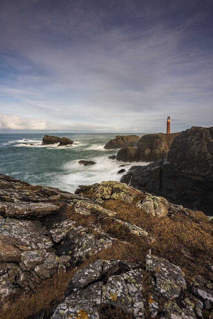Butt of Lewis Lighthouse mit zerklüfteter Küste, Isle of Lewis, Äußere Hebriden, Schottland, Vereinigtes Königreich, Europa