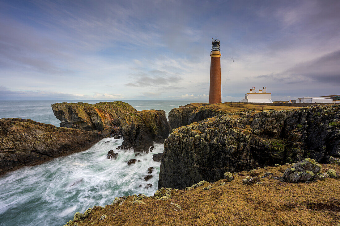 Butt of Lewis-Leuchtturm mit zerklüfteter Küste, Isle of Lewis, Äußere Hebriden, Schottland, Vereinigtes Königreich, Europa