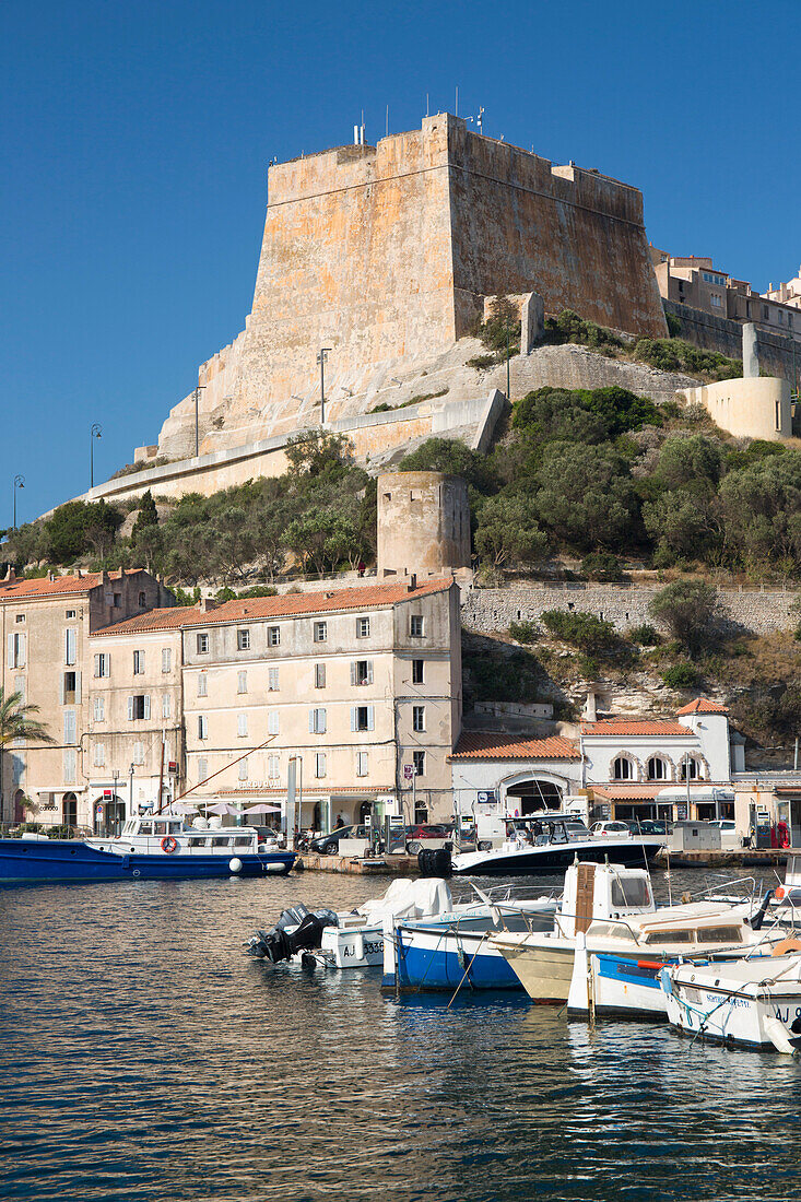 Blick über den Hafen auf die historische Zitadelle, die Bastion de l'Etendard prominent, Bonifacio, Corse-du-Sud, Korsika, Frankreich, Mittelmeer, Europa