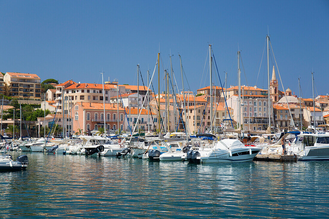 Blick über den Yachthafen auf die Stadt, Yachten und Motorboote spiegeln sich im ruhigen Wasser, Calvi, Haute-Corse, Korsika, Frankreich, Mittelmeer, Europa