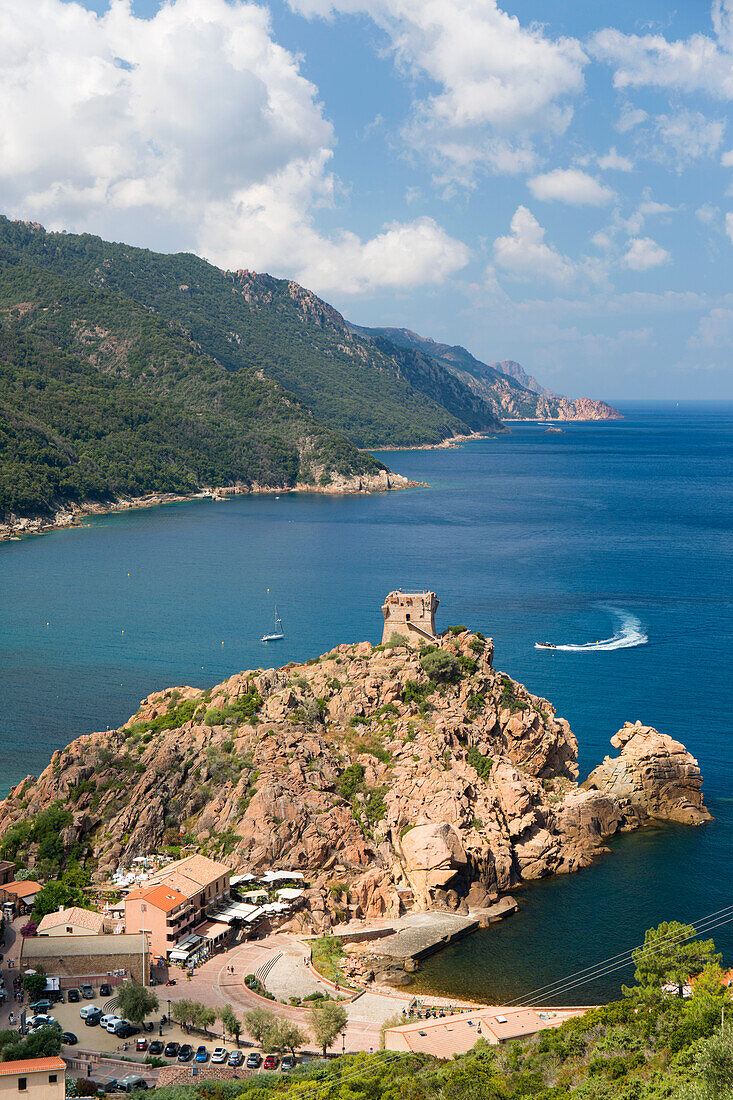 Blick über das Dorf und die Küste vom Hügel aus, Genueser Wachturm auf der Landzunge, Porto, Corse-du-Sud, Korsika, Frankreich, Mittelmeer, Europa