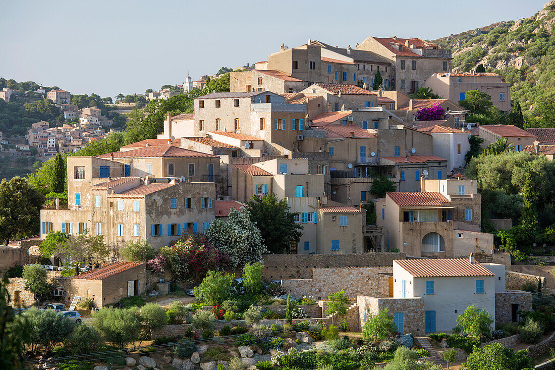Dorfhäuser an steilem Berghang, Corbara im Hintergrund, Pigna, L'Ile-Rousse Balagne, Haute-Corse, Korsika, Frankreich, Mittelmeer, Europa
