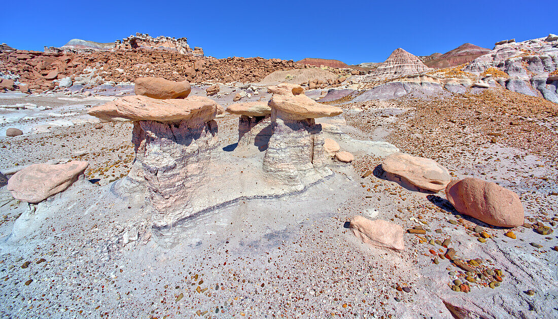 Drei Hoodoos in einer dreieckigen Formation auf dem Devil's Playground, genannt die Unheilige Dreifaltigkeit, Petrified Forest National Park, Arizona, Vereinigte Staaten von Amerika, Nordamerika
