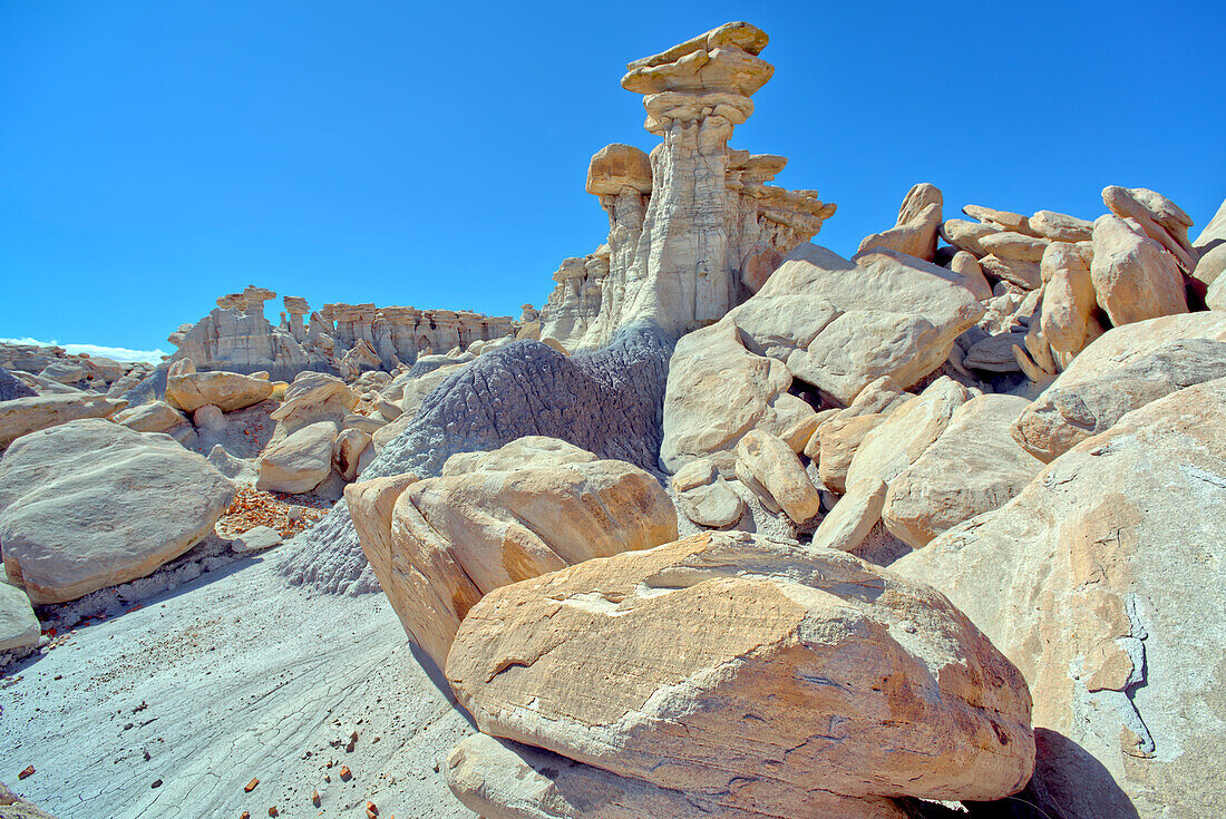 Ein bedrohlich aussehender Hoodoo im Devil's Playground im Petrified Forest National Park, Arizona, Vereinigte Staaten von Amerika, Nordamerika