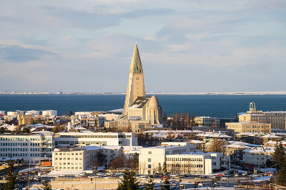 Innenstadt von Reykjavik, mit Blick auf Reykjaviks höchste Kirche, Hallgrimskirkja, Reykjavik, Island, Polarregionen