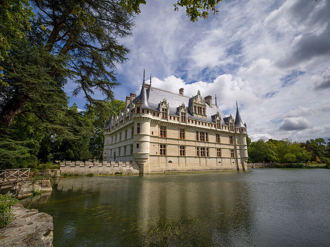 Schloss von Azay-le-Rideau spiegelt sich im See an einem sonnigen Tag mit Wolken, UNESCO-Weltkulturerbe, Azay-le-Rideau, Indre et Loire, Centre-Val de Loire, Frankreich, Europa