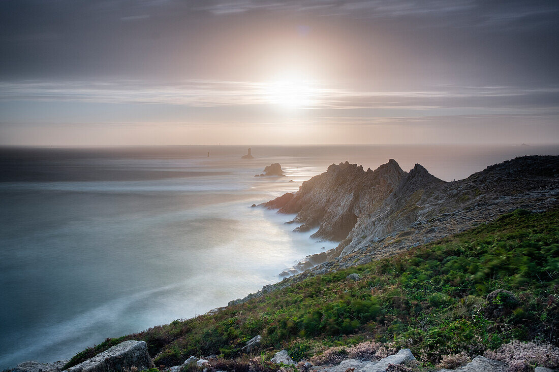 Langzeitbelichtung bei Sonnenuntergang an der Landzunge Pointe du Raz, Finistere, Bretagne, Frankreich, Europa