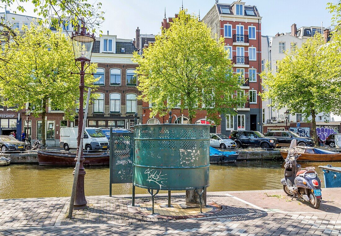 Traditionelles öffentliches Straßenpissoir an der Gracht im Zentrum von Amsterdam, Nordholland, Niederlande, Europa