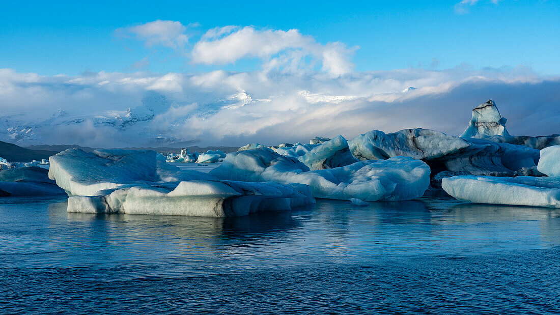 Eisberge in der Gletscherlagune Jokulsarlon, Island, Polarregionen