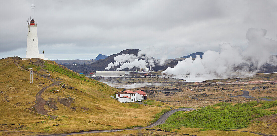 Das geothermische Kraftwerk Gudunvher mit dem Leuchtturm Reykjanesviti an der südwestlichen Spitze der Halbinsel Reykjanes, Island, Polarregionen