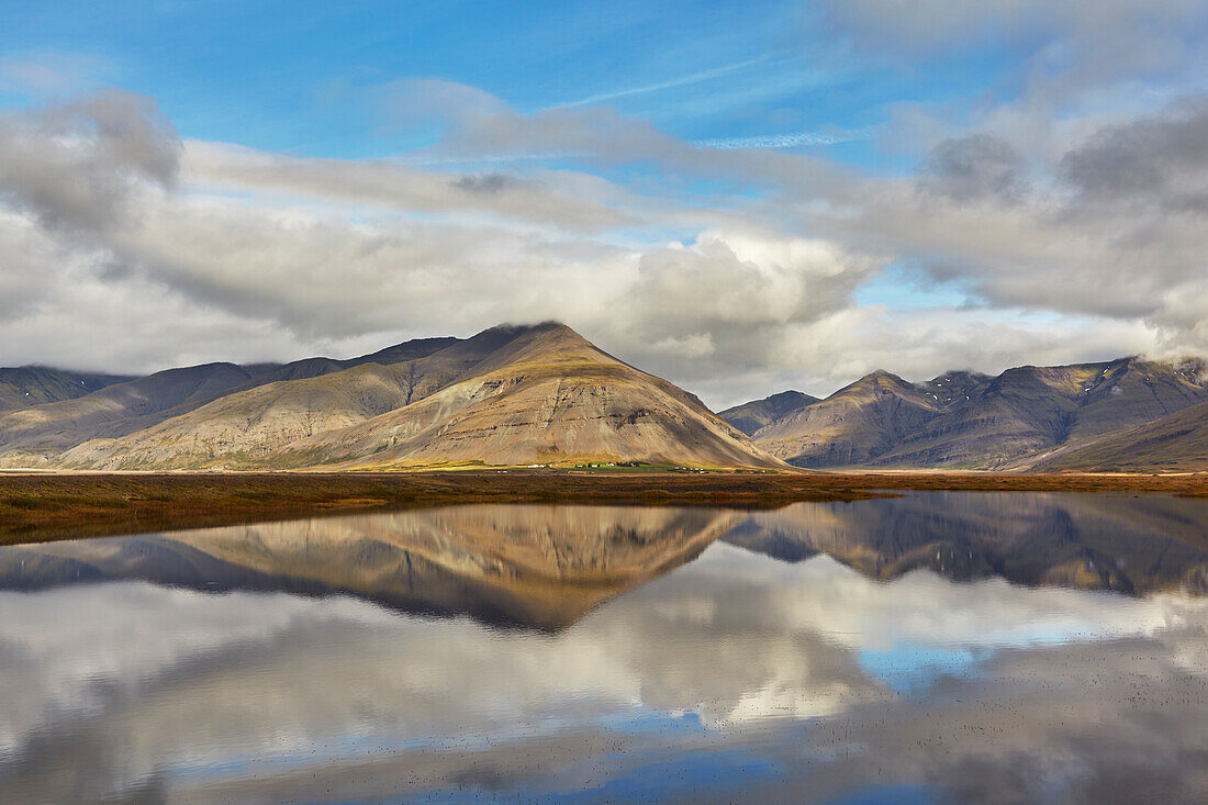 Berge und Spiegelungen in einem See, bei Hofn, Südost-Island, Polarregionen