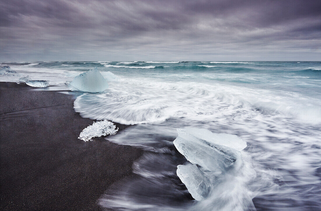 Eis am Meeresufer außerhalb der Lagune Jokulsarlon, Jokulsarlon, Vatnajokull-Nationalpark, Südküste Islands, Polargebiete
