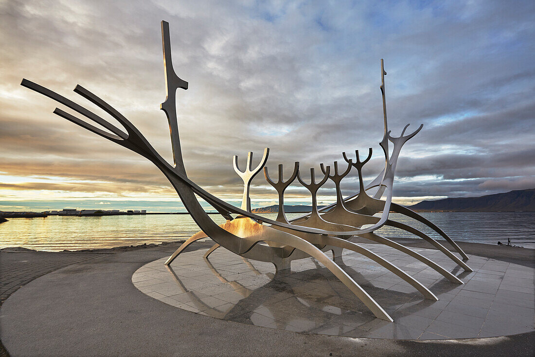 Ein abendlicher Blick auf die Suncraft-Skulptur an der Strandpromenade von Reykjavik, Island, Polarregionen