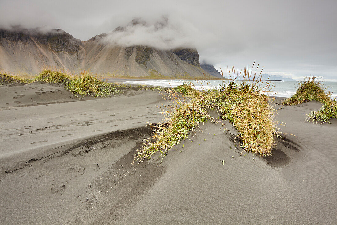 Die schwarzen Sanddünen und Klippen von Vestrahorn von Stokksnes aus gesehen, in der Nähe von Hofn, Südostisland, Polarregionen
