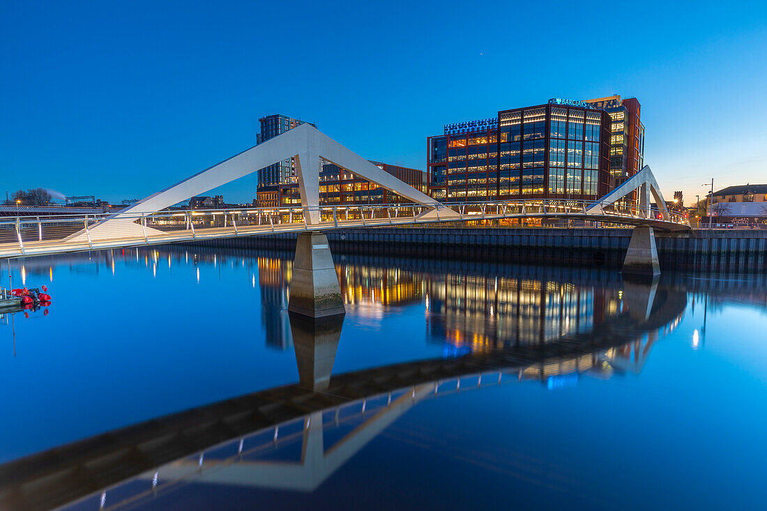 Tradeston (Squiggly) Bridge, Barclays campus, River Clyde, Glasgow, Scotland, United Kingdom, Europe