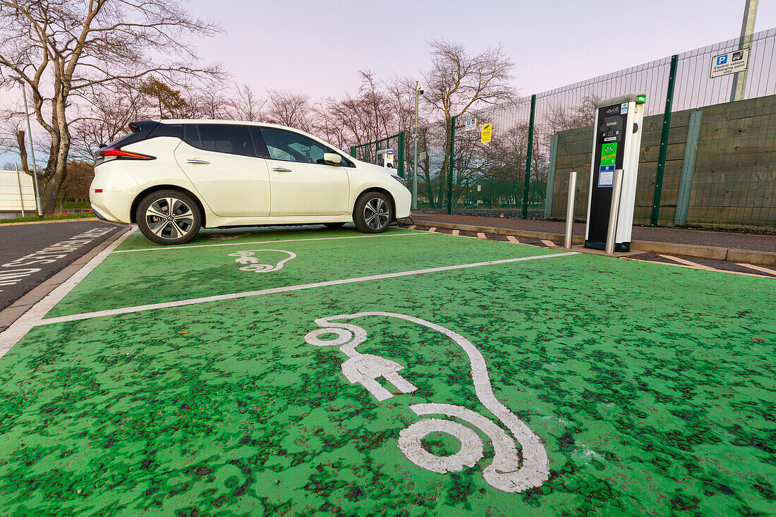 Ladestation und Parkplatz für Elektroautos, Glasgow, Schottland, Vereinigtes Königreich, Europa