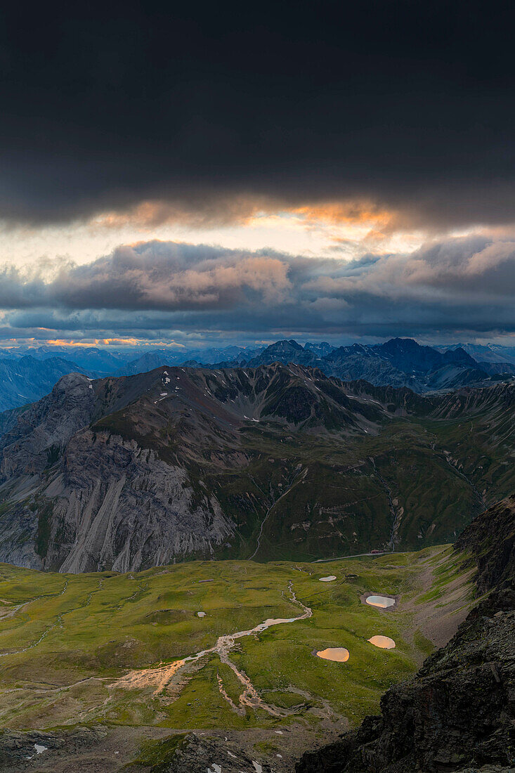 Vom Sonnenuntergang beleuchtete Bergseen von oben, Stilfserjochpass, Stilfserjoch-Nationalpark, Valtellina, Lombardei, Italien, Europa