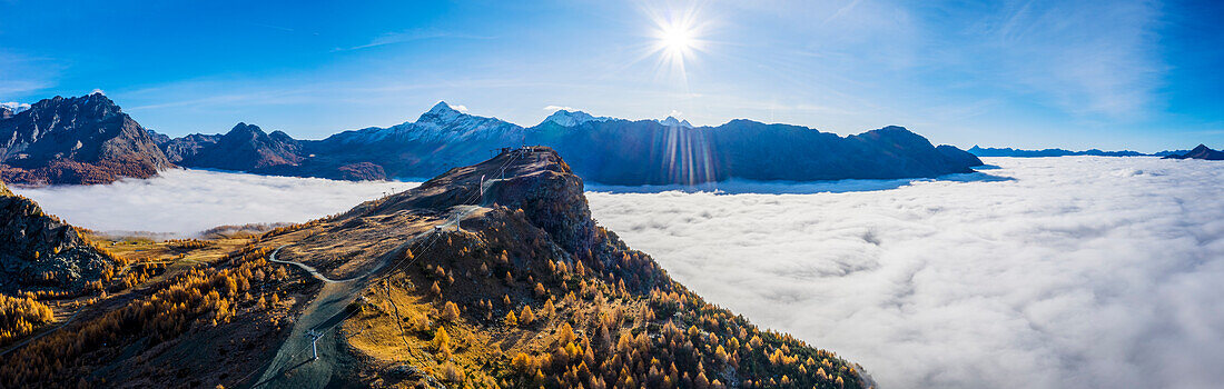 Valmalenco-Skipisten mit Herbstfarben und wolkenverhangenem Valmalenco-Tal, Valtellina, Lombardei, Italien, Europa