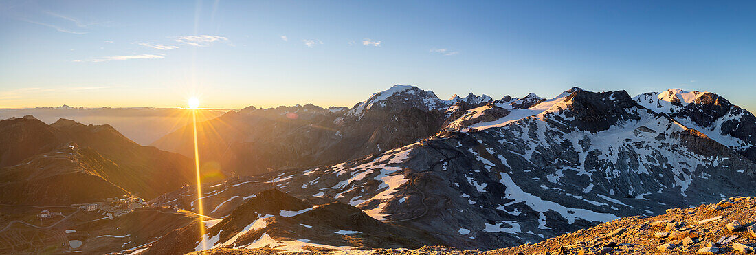 Panoramablick auf den Stilfserjochpass bei Sonnenaufgang, Valtellina, Lombardei, Italien. Europa