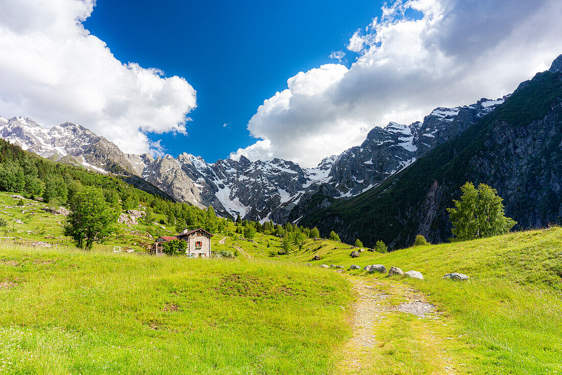 Einsame traditionelle Hütte in einem wilden Alpental, Val d'Arigna, Orobie, Valtellina, Lombardei, Italien, Europa