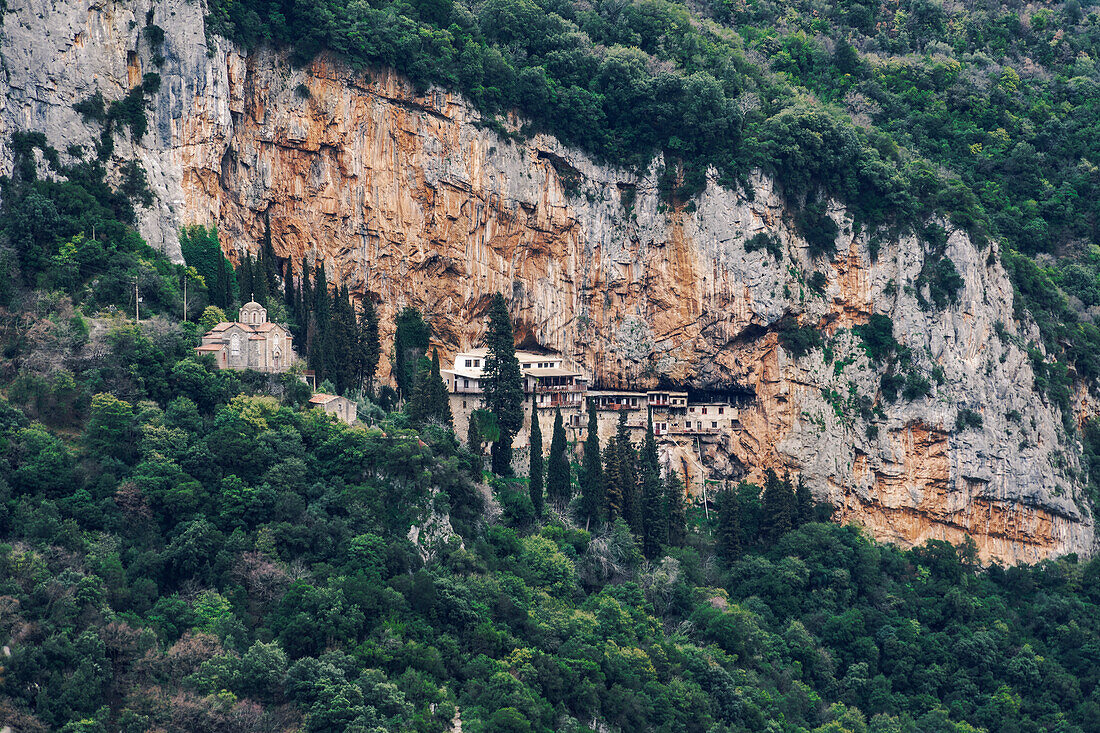 Griechisch-orthodoxes Kloster St. Johannes der Täufer, Moni Timiou Prodromou, gebaut auf einem Felsen in Stemnitsa, Arkadien, Peloponnes, Griechenland, Europa