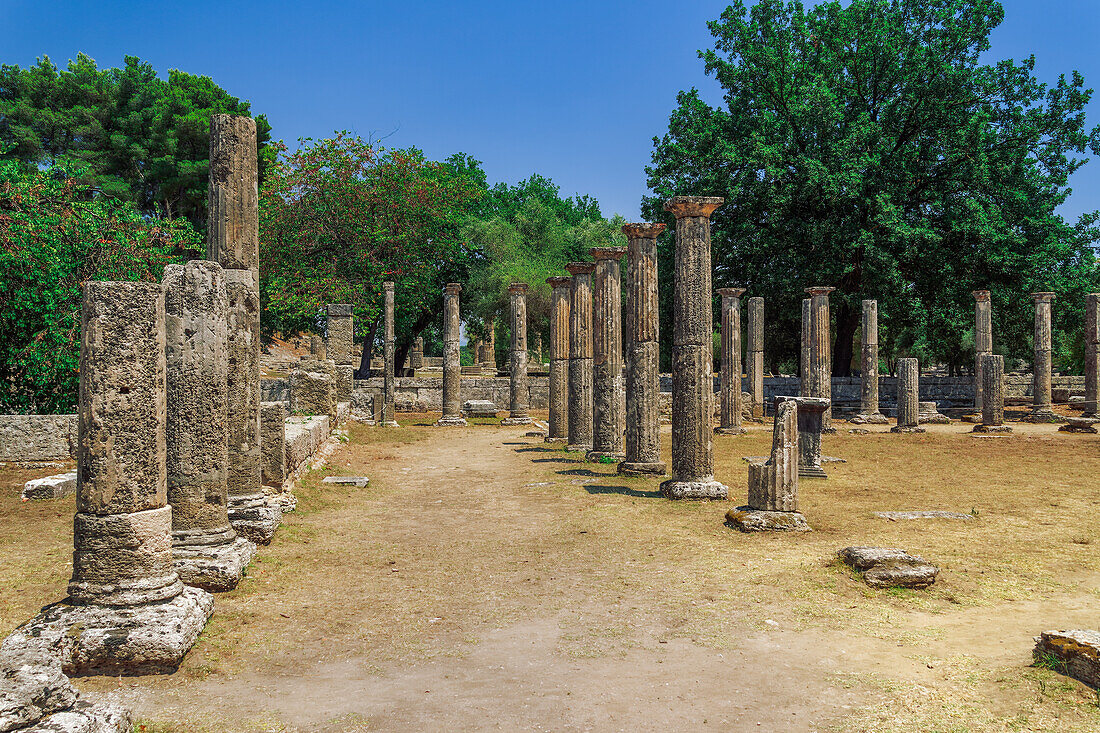 Antikes Olympia, archäologische Ruinen von Palaestra mit Blick auf Säulen, UNESCO-Weltkulturerbe, Griechenland, Europa