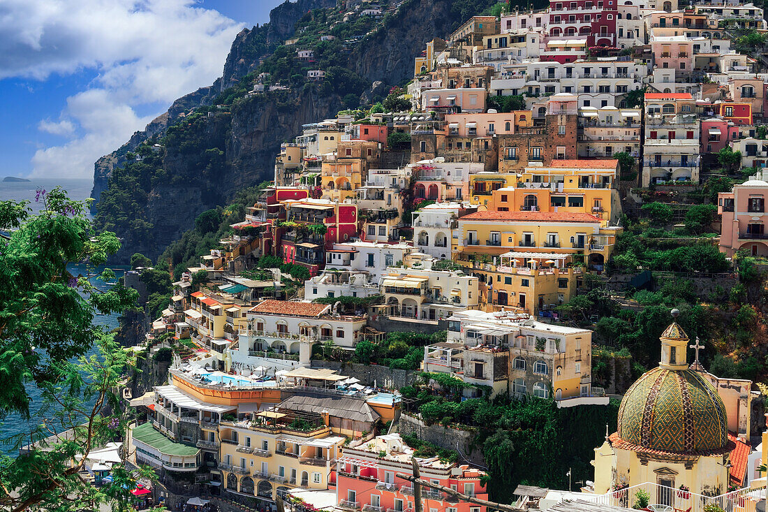Positano Stadt Hügel Blick mit niedrigen Anstieg bunte Gebäude über dem Meer, Positano, Amalfiküste, UNESCO-Weltkulturerbe, Kampanien, Italien, Europa